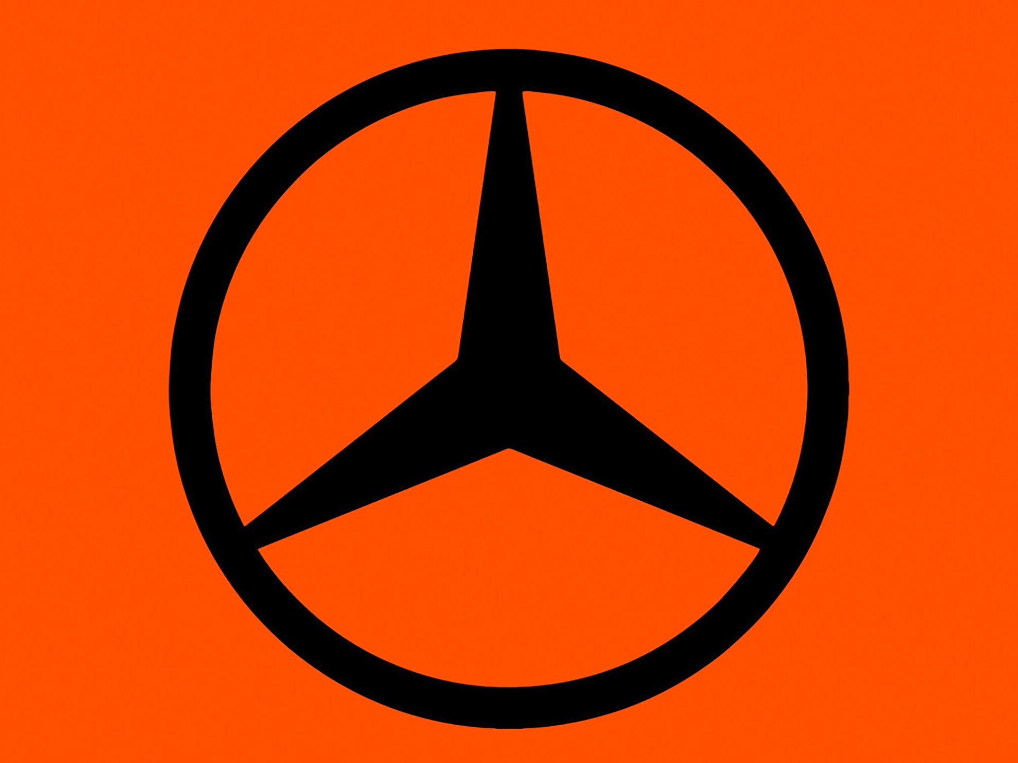 De afbeelding toont het Mercedes-Benz logo op een oranje achtergrond