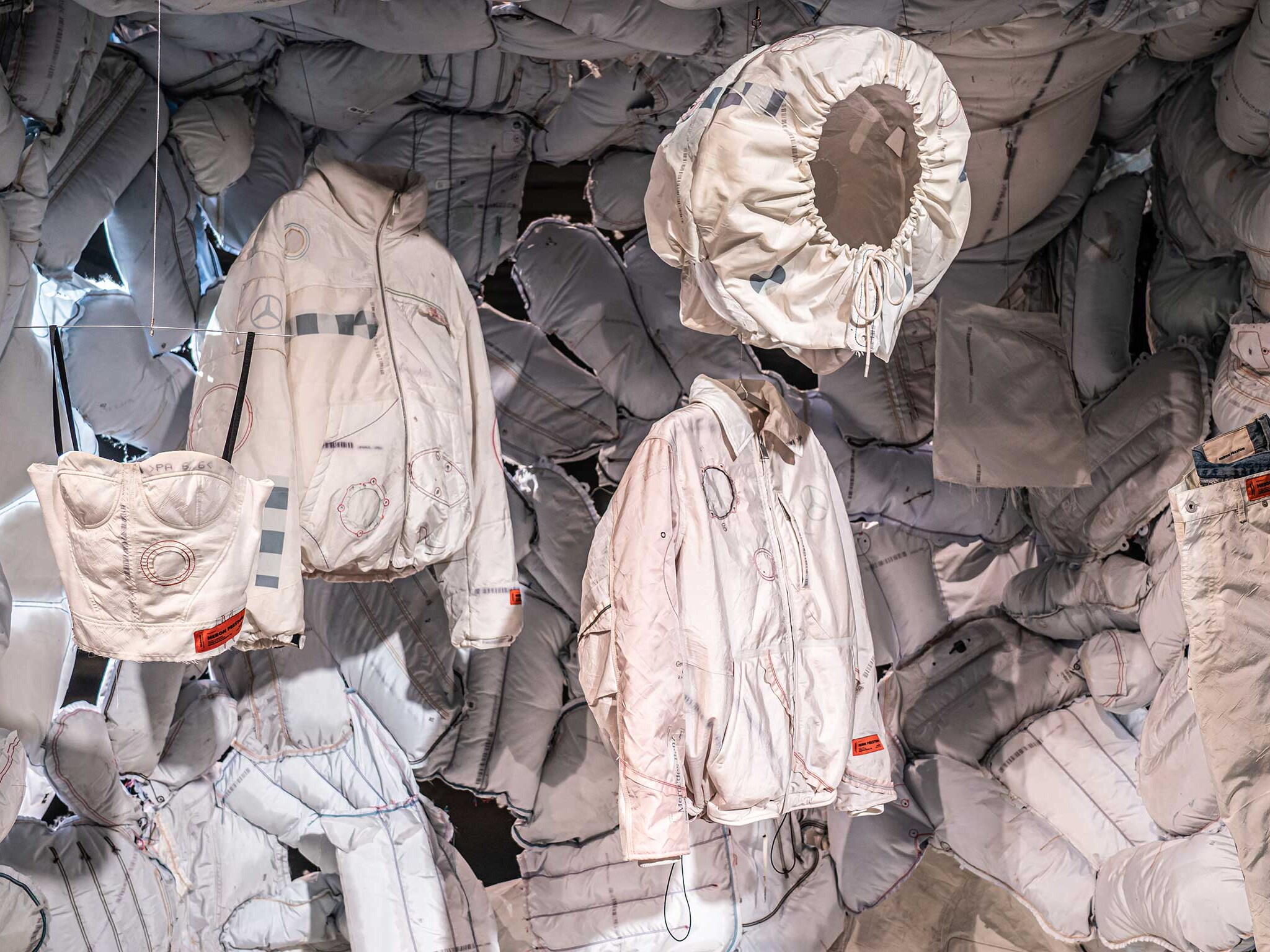 De foto toont hangende kleding