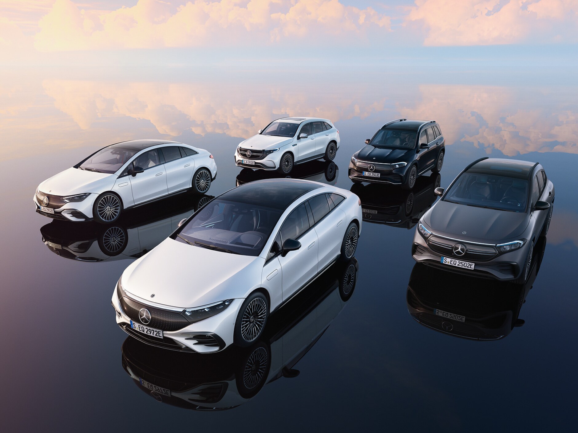 Schuin vooraanzicht van elektrische modellen van Mercedes-Benz