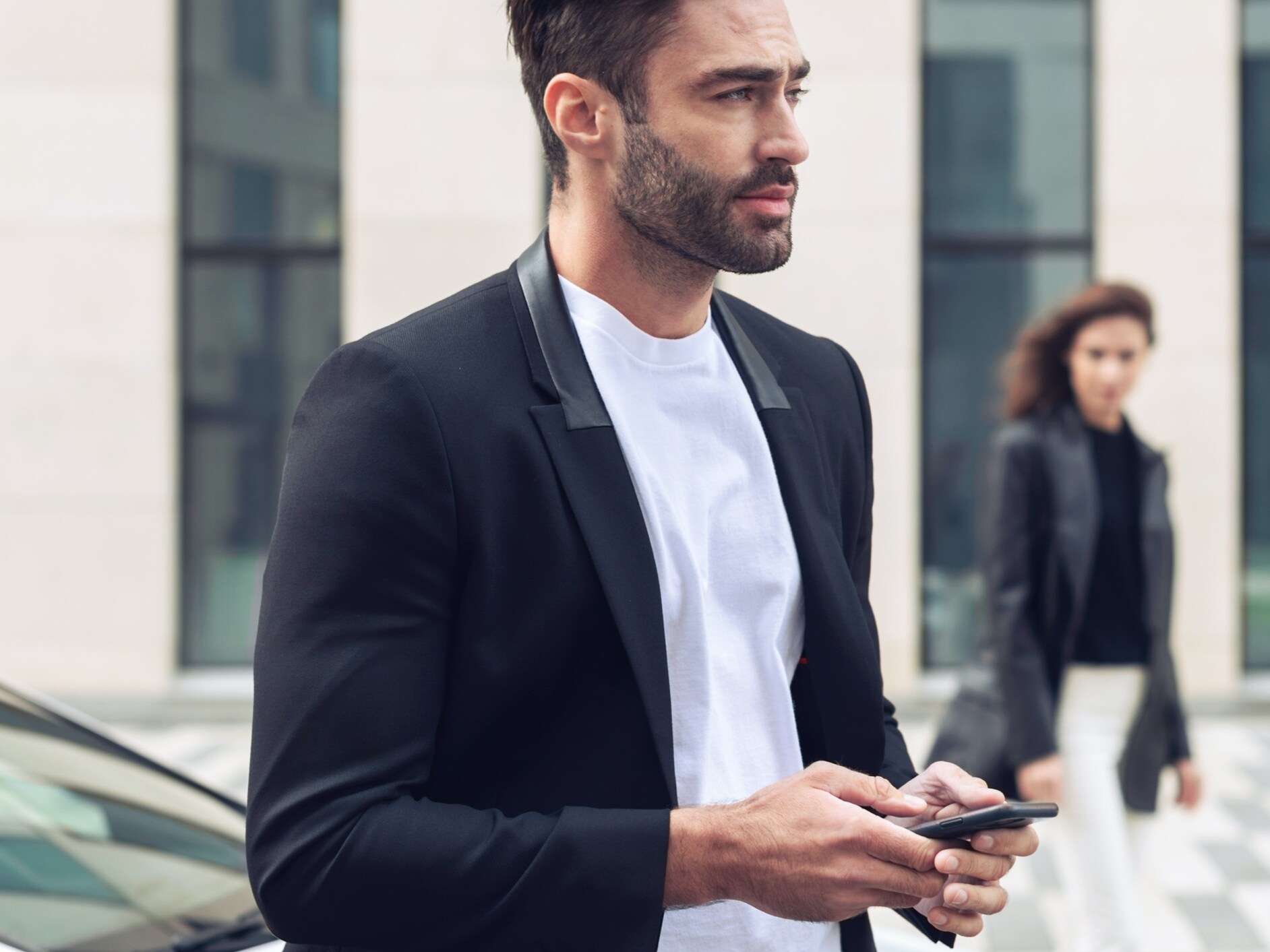 Een man beheert met fleetshare by Mercedes-Benz zijn wagenpark met de app.