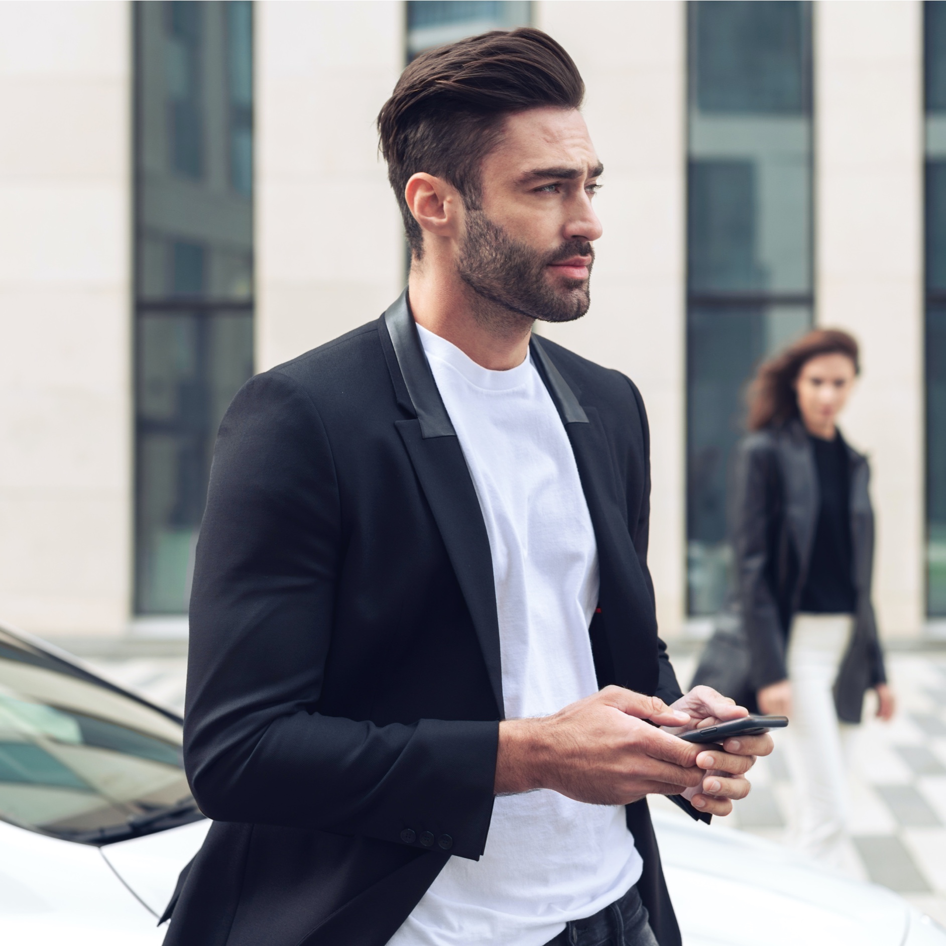 Uw sleutelloze wagenpark af fabriek | Business | Mercedes me Een man beheert met fleetshare by Mercedes-Benz zijn wagenpark met de app.