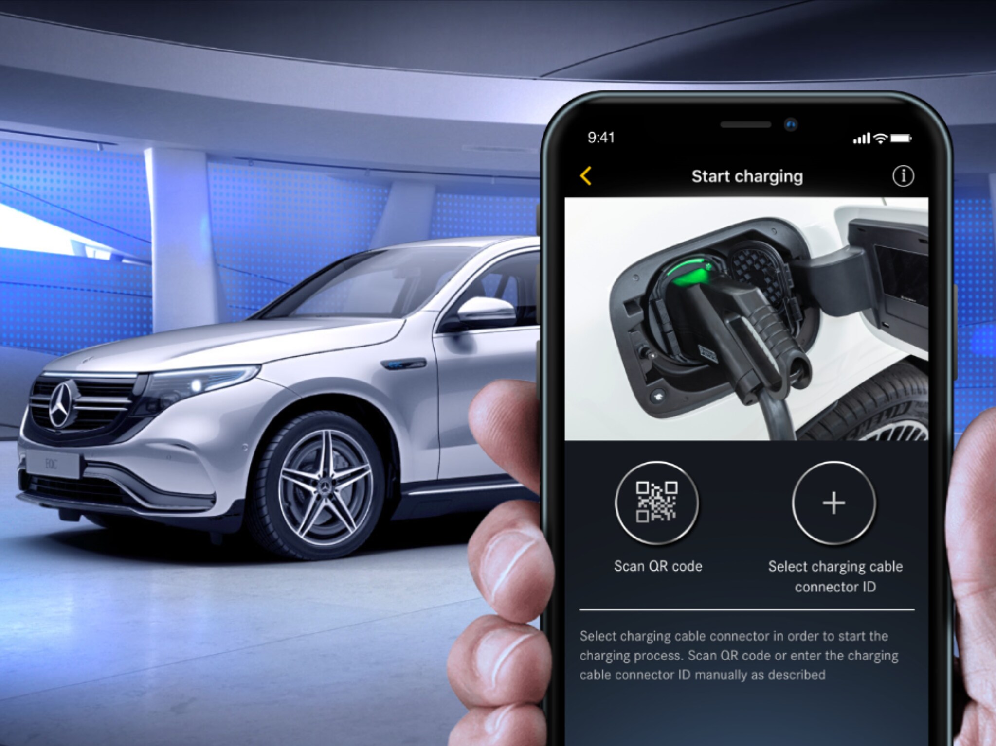 Een hand houdt een smartphone vast om het oplaadproces van een elektrische auto op te starten
