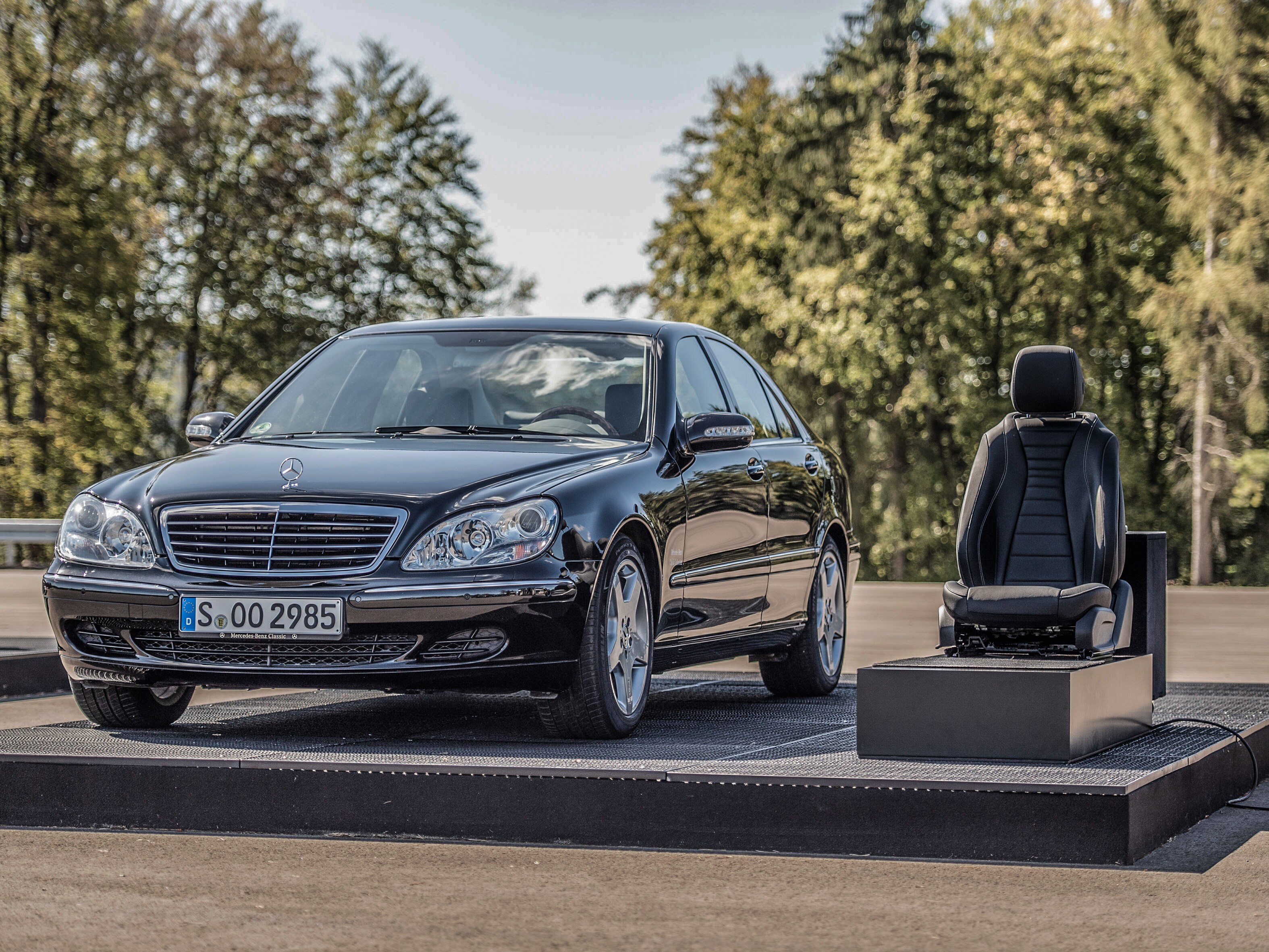 Statische demonstratie van het preventieve inzittendenbeschermingssysteem PRE-SAFE® (Mercedes-Benz S 350 4MATIC van modelserie 220)
