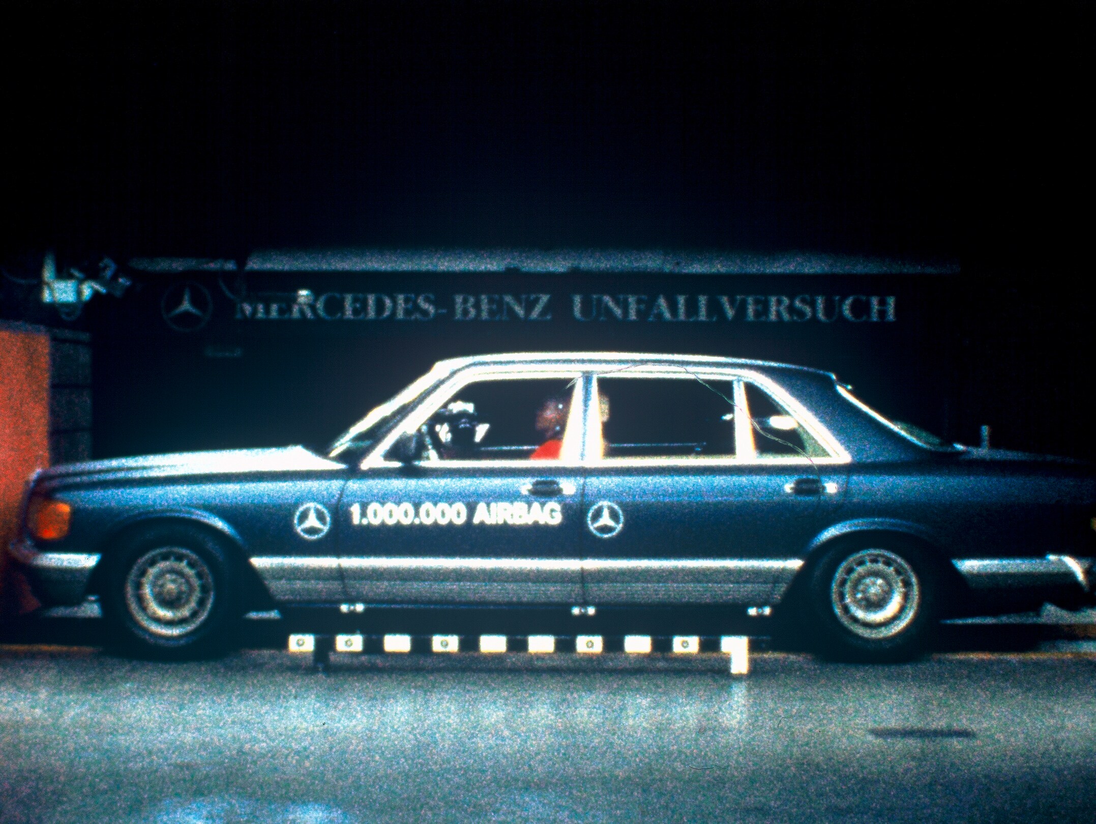 Crashtest van een 500 SEL (S-Klasse modelserie 126) met airbag bij het Mercedes-Benz ongevalexperiment in Sindelfingen