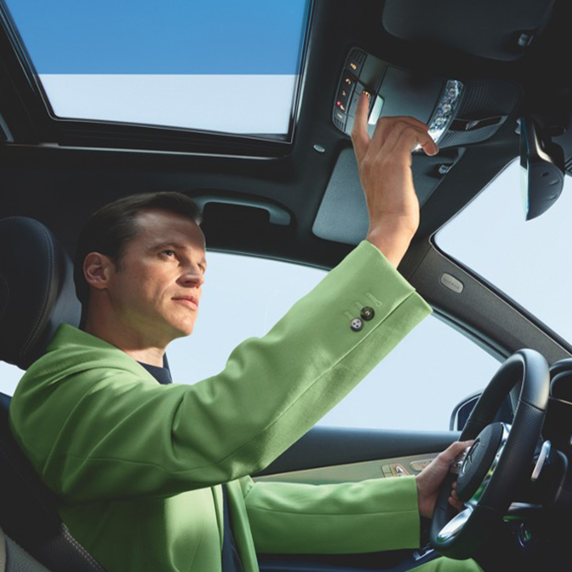 Mercedes-Benz Noodoproepsysteem | Standaarduitrusting | Mercedes-Benz Het Mercedes-Benz noodoproepsysteem behoort tot de standaarduitrusting van de Digitale extra's van Mercedes-Benz.