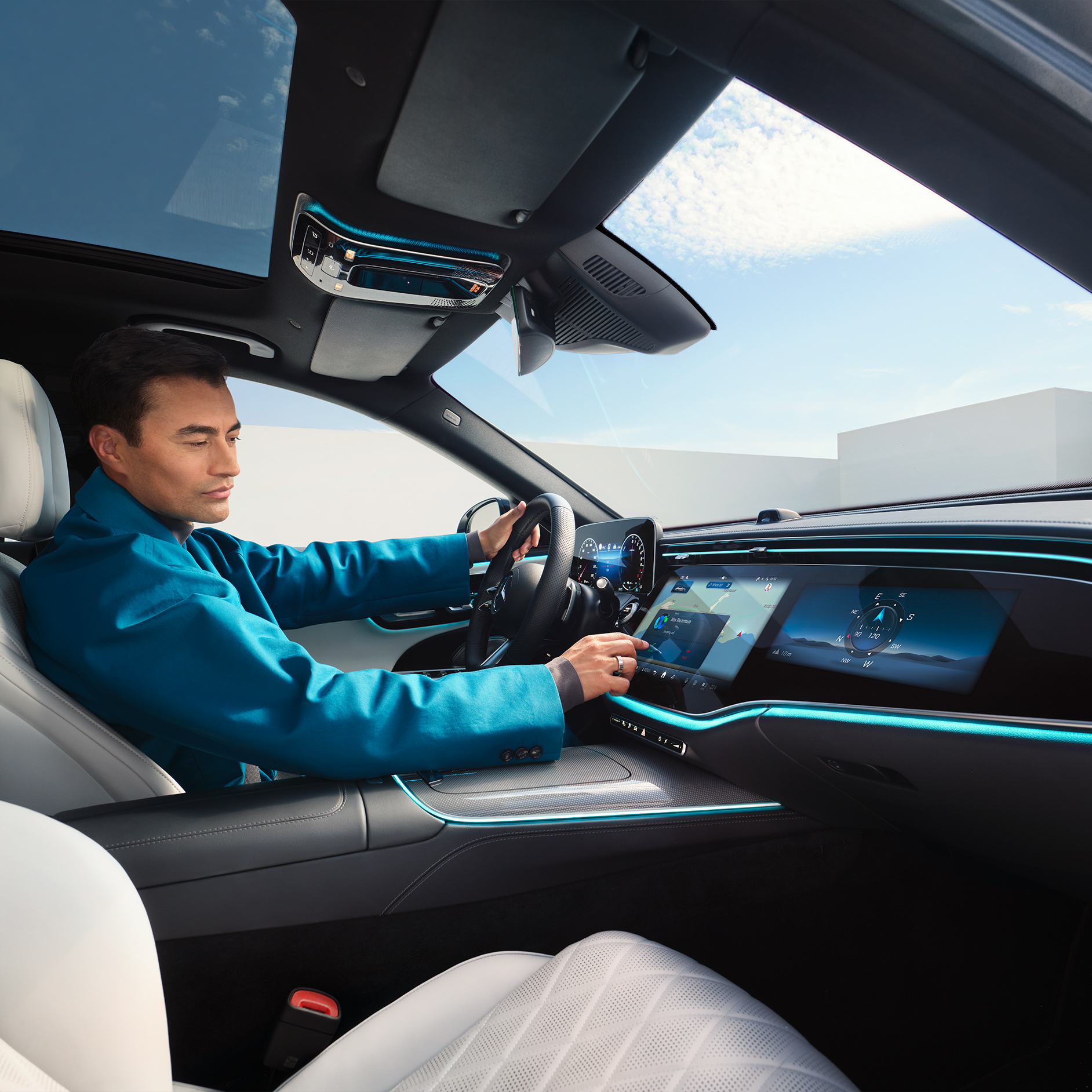 Weergave van en zoeken naar speciale bestemmingen | Standaarduitrusting | Mercedes-Benz De weergave en het zoeken naar speciale bestemmingen behoren tot de standaarduitrusting van de Digitale extra's van Mercedes-Benz.