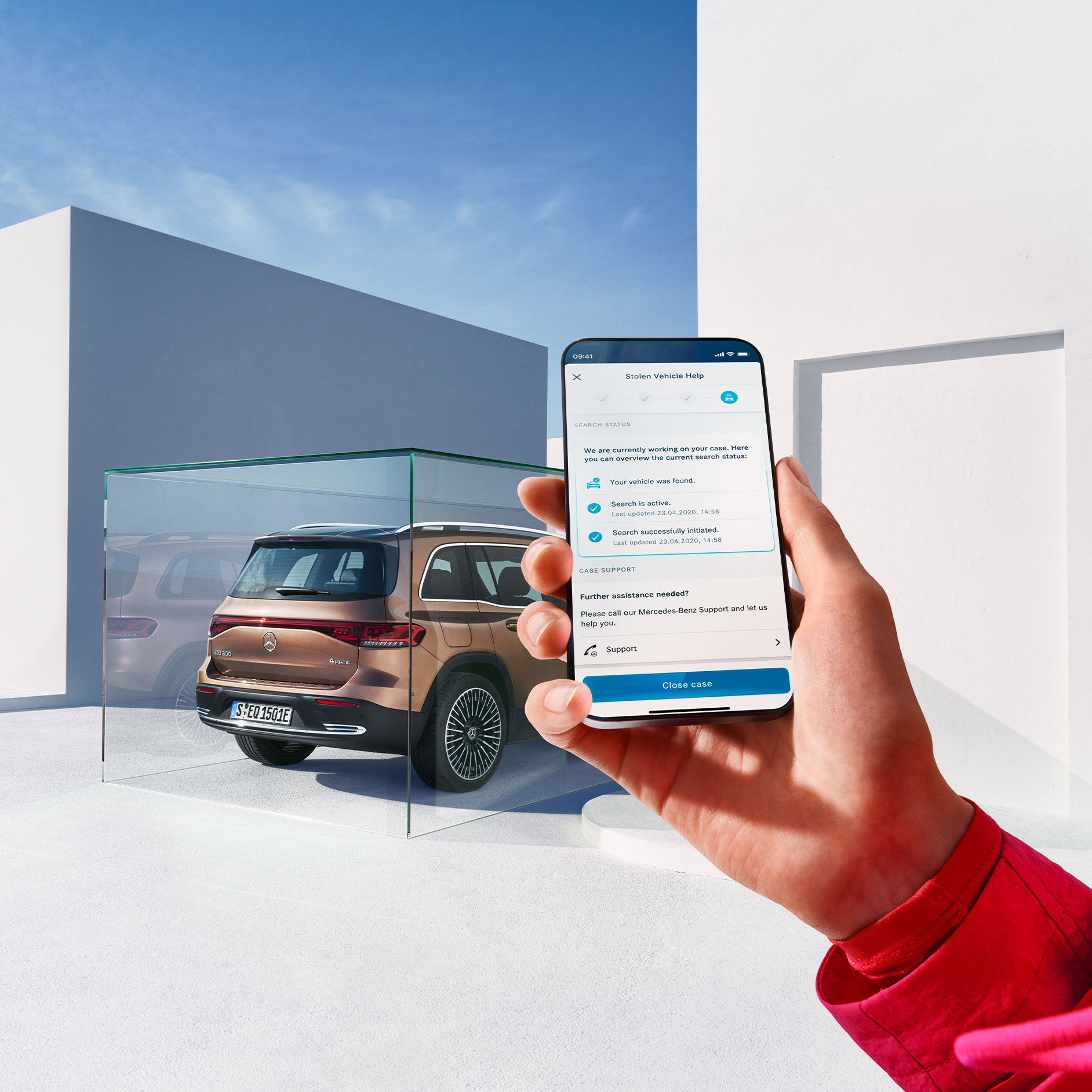 Hulp bij diefstal van de auto | Excellence-pakket | Mercedes-Benz Op een smartphone wordt met de Digitale extra voor GUARD 360° hulp geboden bij diefstal van de auto.