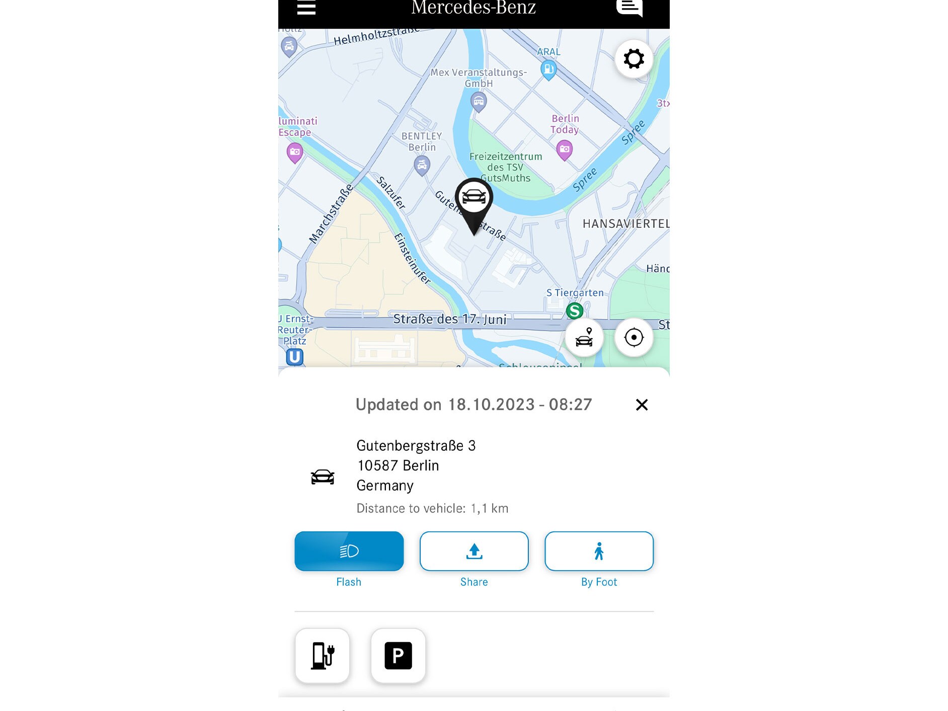 De locatie van de auto wordt weergegeven in de Mercedes-Benz App op een smartphone.