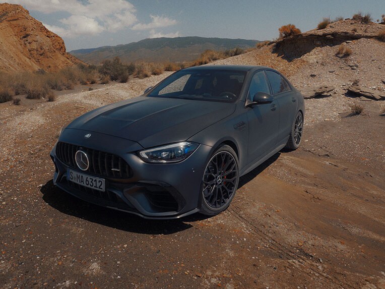 Schuin vooraanzicht van de Mercedes-AMG C-Klasse.