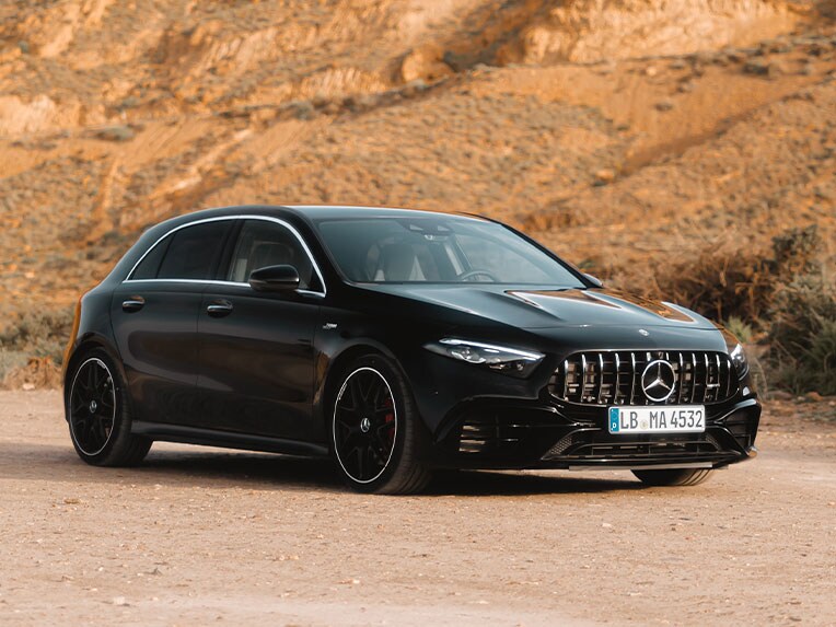 Schuin vooraanzicht van de Mercedes-AMG A-Klasse.