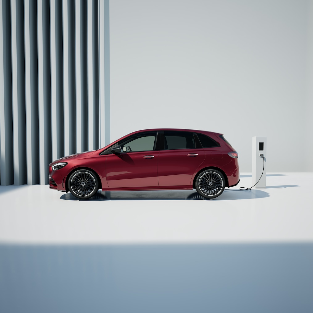 De Mercedes-Benz B-Klasse plug-in-hybride wordt opgeladen bij een publiek oplaadpunt.