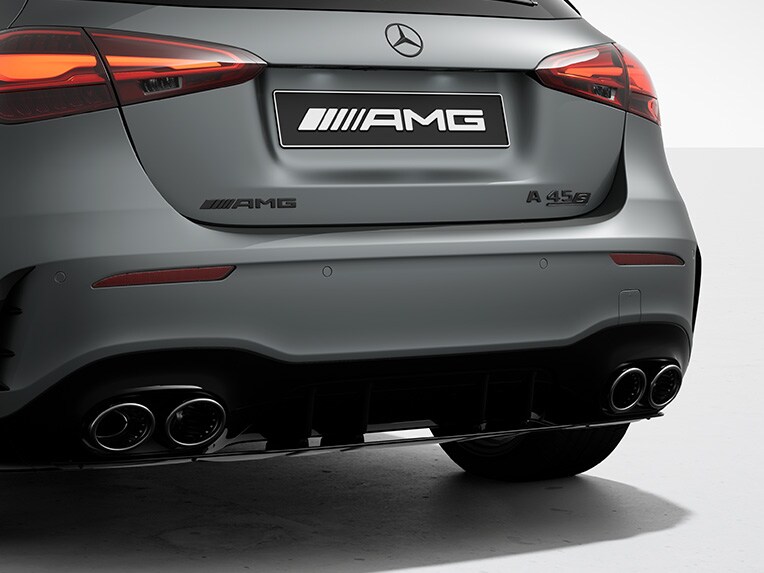 Achterzijde van de A-Klasse van Mercedes-AMG met AMG Real Performance Sound.