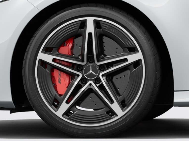 Exterieur van de Mercedes-AMG A-Klasse met roodgespoten remklauwen.