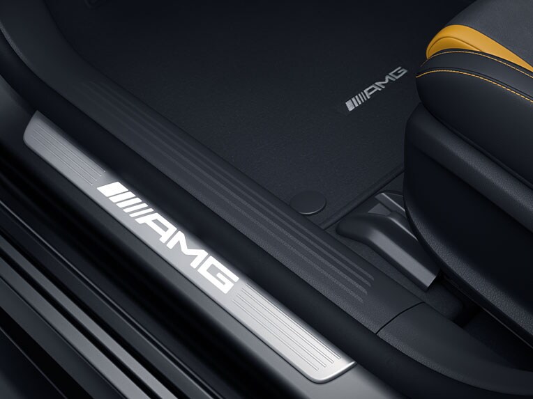 Verlichte AMG-instaplijsten met opschrift 'AMG' en verwisselbare cover in de A-Klasse van Mercedes-AMG.