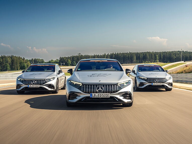 Vooraanzicht Mercedes-AMG GT R rijdend op straat.