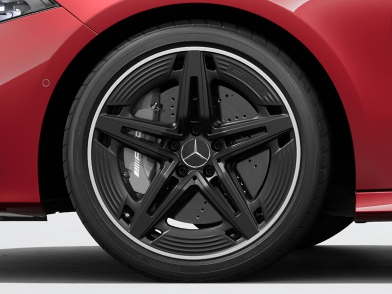 Vijf-dubbelspaaks lichtmetalen AMG-velg van de Mercedes-AMG A-Klasse Limousine.
