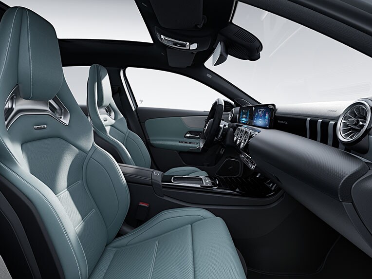 AMG Performance-stoelenpakket high-end in het interieur van de Mercedes-AMG A-Klasse Limousine.