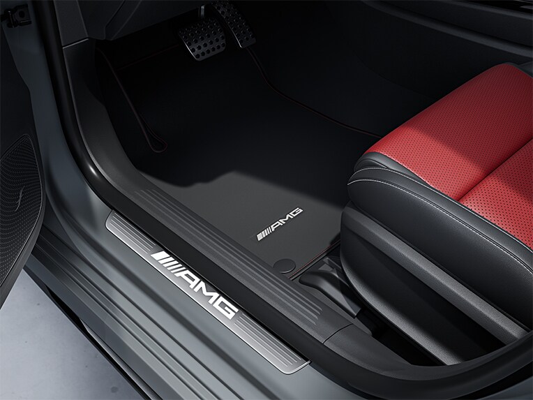 AMG-instaplijsten met verlicht opschrift 'AMG' en verwisselbare cover voor de Mercedes-AMG A-Klasse Limousine.