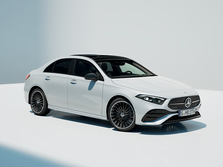 Vooraanzicht van de A-Klasse Limousine van Mercedes-Benz.