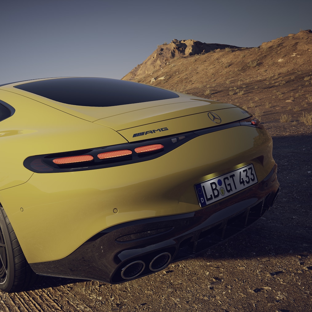 Ritopname van de Mercedes-AMG GT 43 Coupé, gezien vanaf de achterkant met verlengde achterspoiler.
