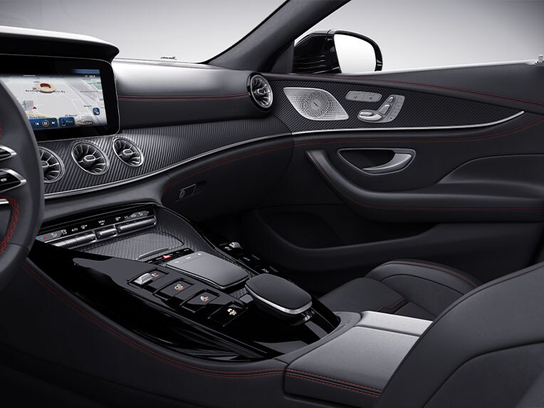 AMG-sierdelen in carbon mat in de Mercedes-AMG GT 63 S E PERFORMANCE.