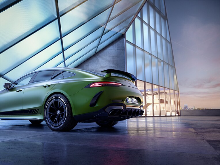Achteraanzicht van de Mercedes-AMG GT 4-deurs coupé.
