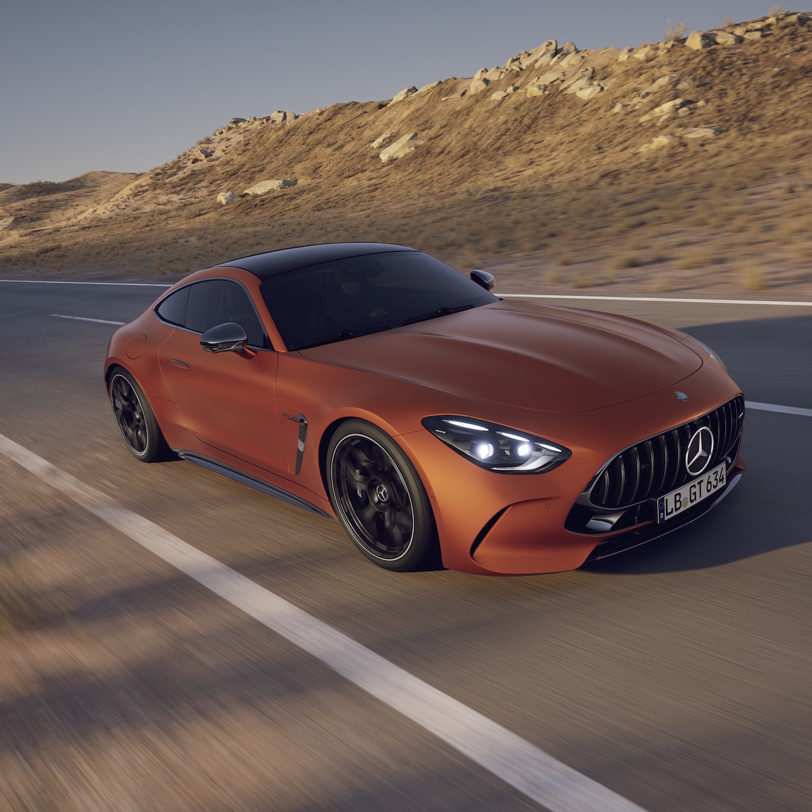Zijaanzicht van het exterieur van de Mercedes-AMG GT 63 S E PERFORMANCE Coupé.