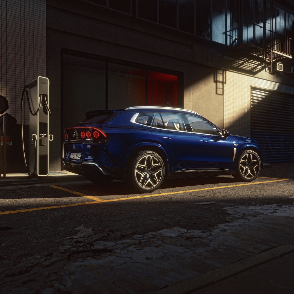 De Mercedes-AMG GT 53 bij een laadstation.