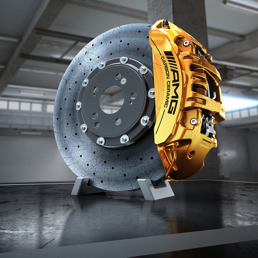 Close-up van een AMG high-performance keramische composiet remschijf met een gele remklauw.