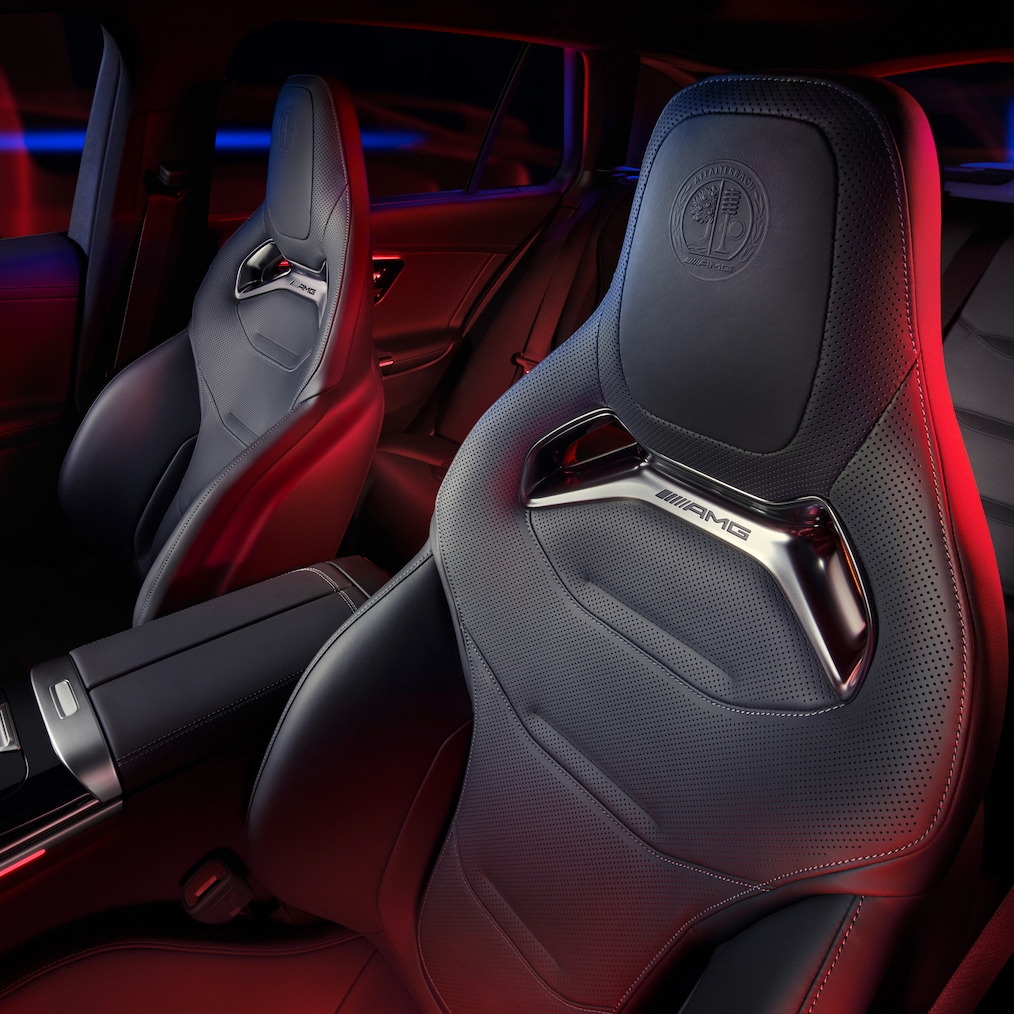 Zicht op de AMG Performance-stoelen, perspectief vanuit de open bestuurdersportier.
