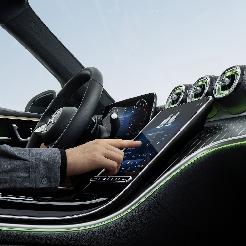 Close-up van de cockpit met displays in een Mercedes-Benz C-Klasse.