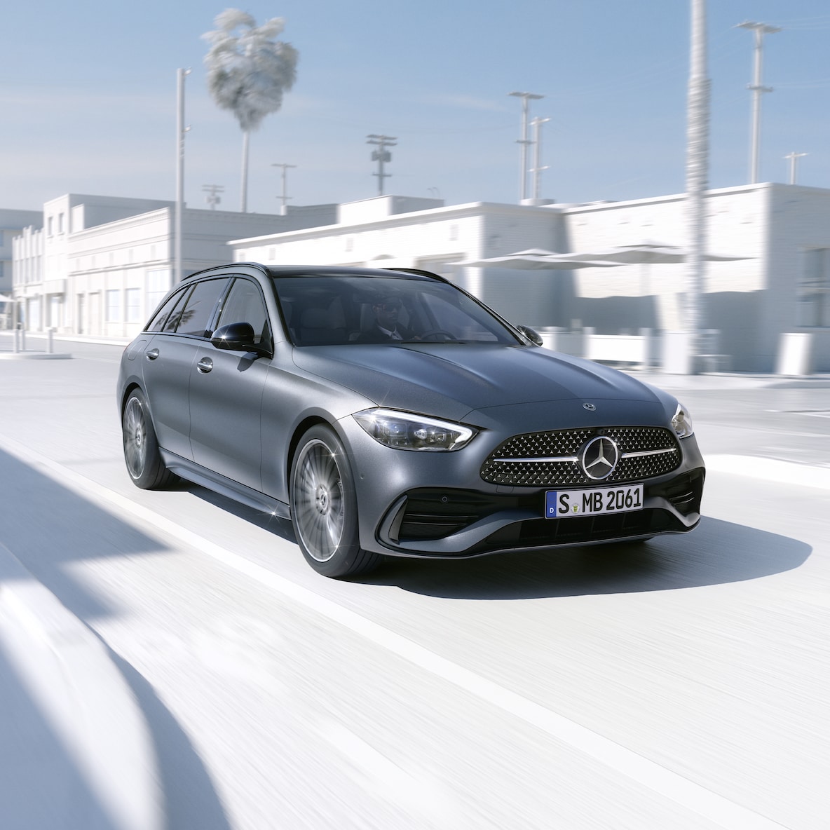 Vooraanzicht van de zijkant van de Mercedes-Benz C-Klasse Estate.