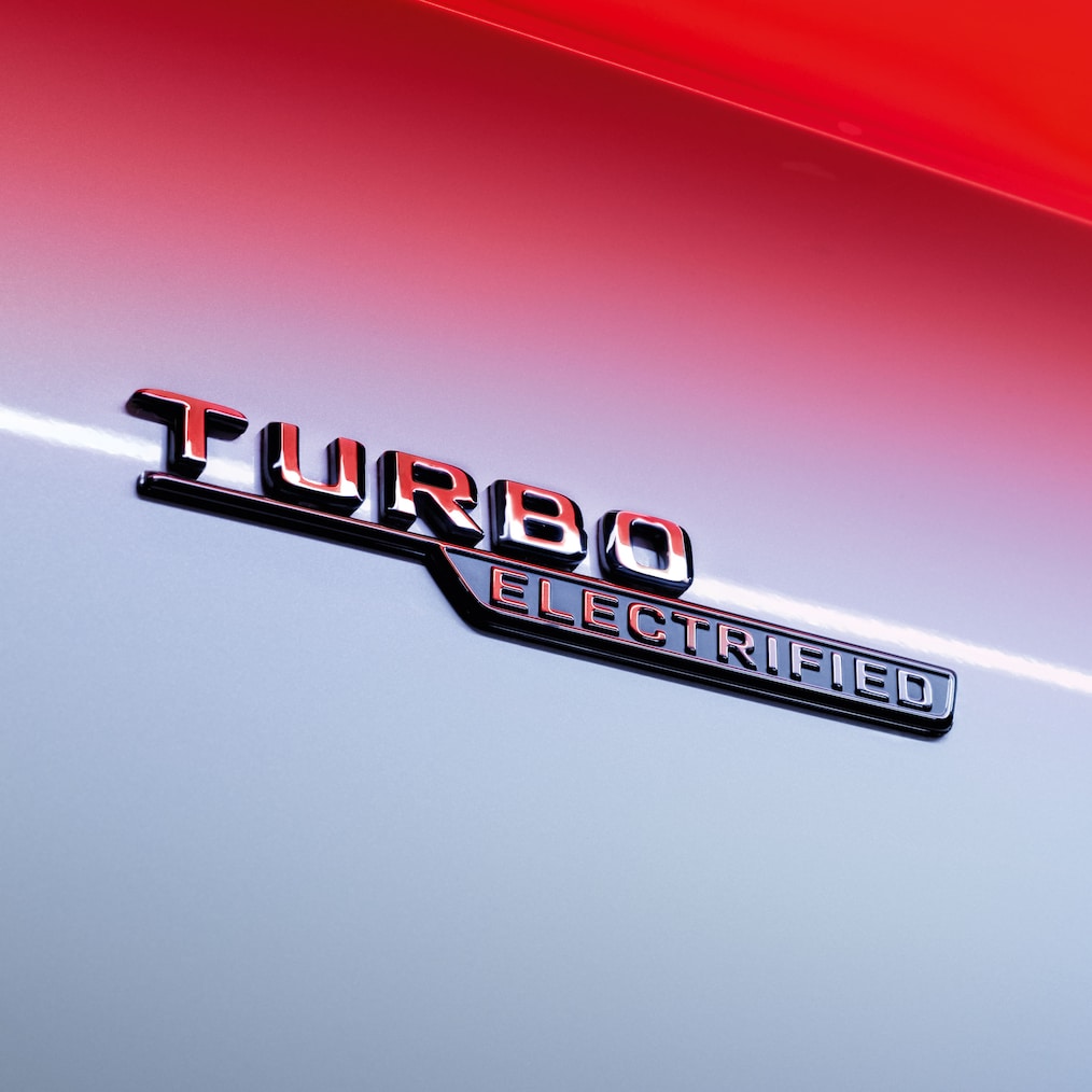 Close-up van het TURBO ELECTRIFIED-embleem op de voorste spatborden.