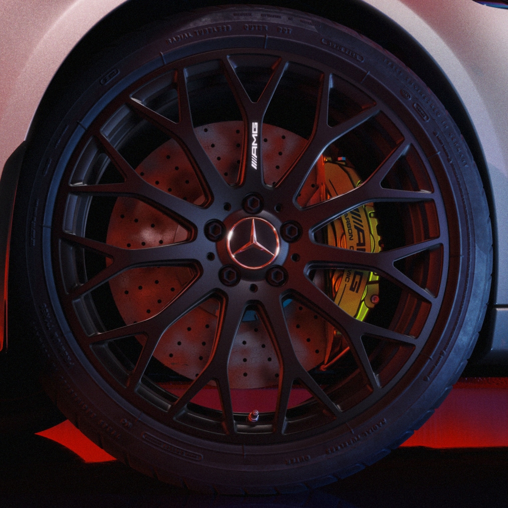 Close-up van de gesmede AMG-velg RZT op een Mercedes-AMG C 63 S E PERFORMANCE.
