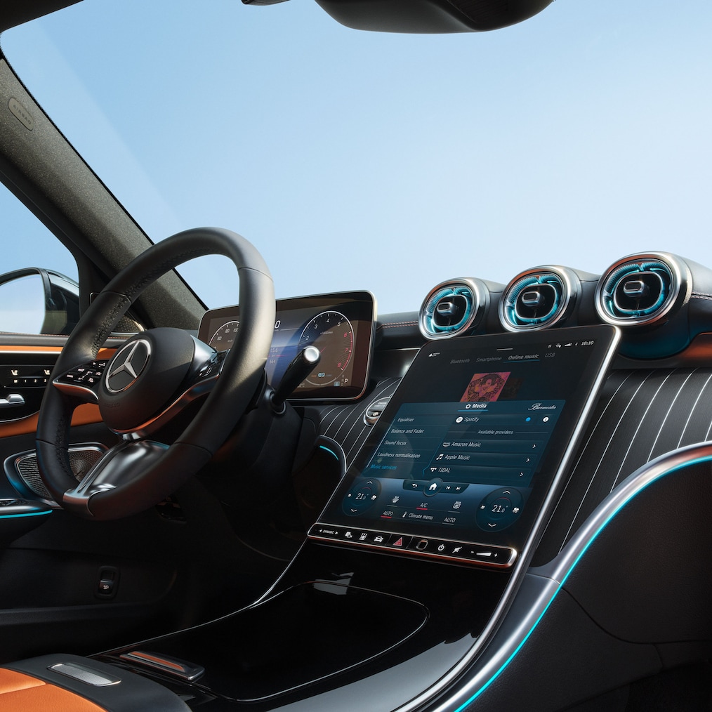 Close-up van de cockpit met displays in een Mercedes-Benz C-Klasse.