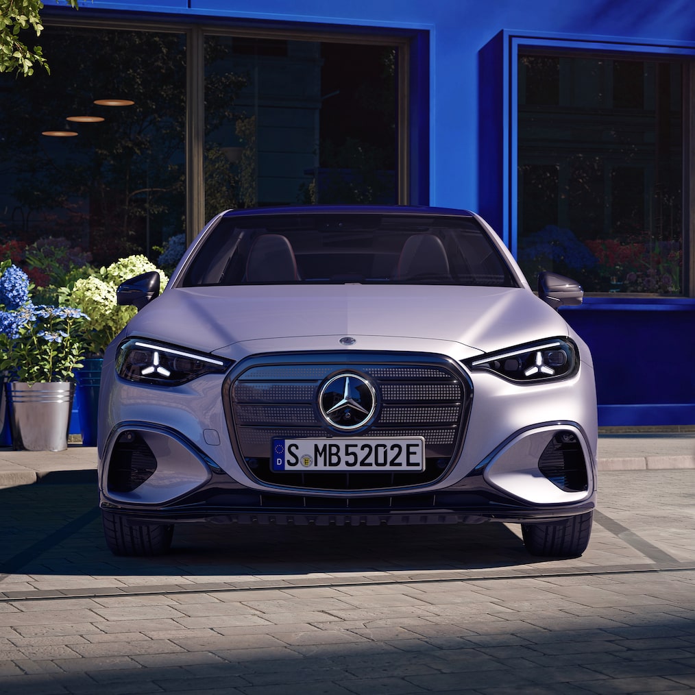 Het verlichte frontdesign van de volledig nieuwe elektrische C-Klasse van Mercedes-Benz.