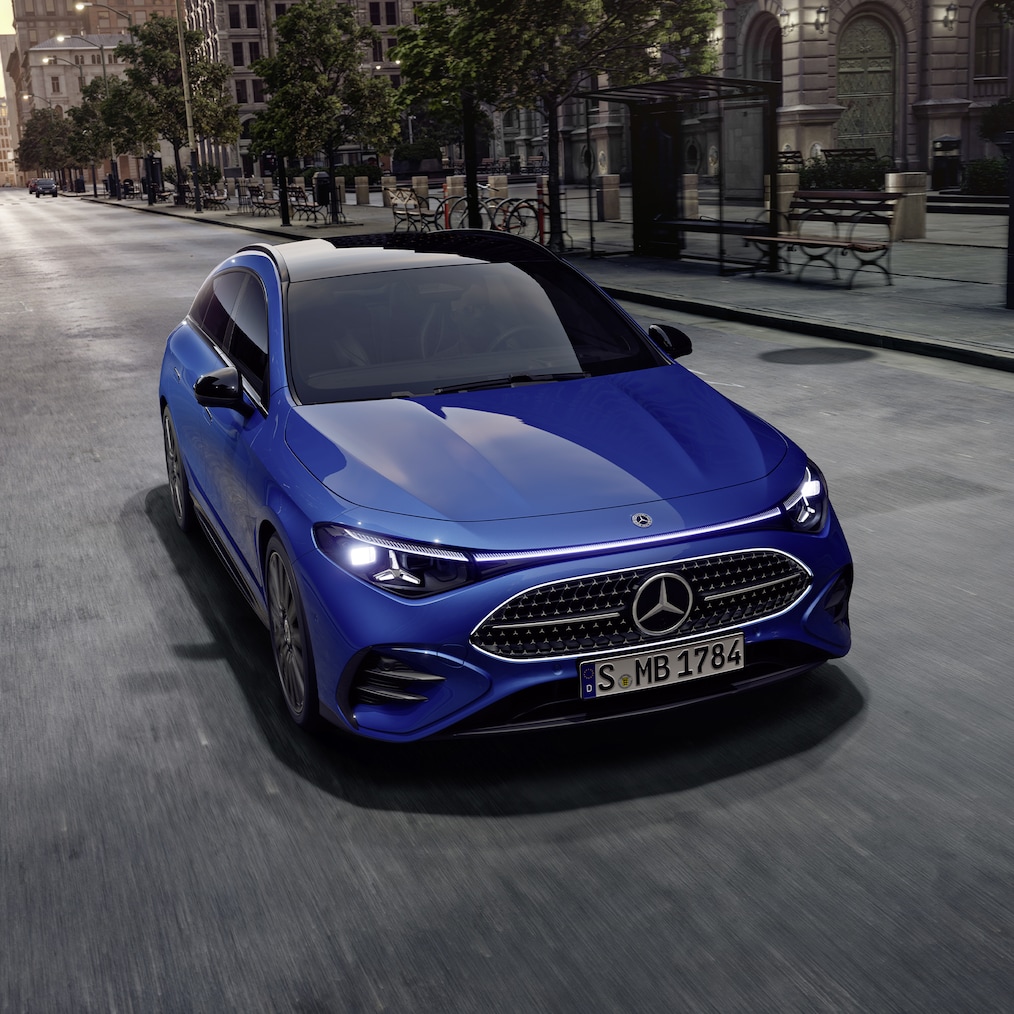 Vooraanzicht van de geheel nieuwe Mercedes-Benz CLA Shooting Brake X178 met AMG Line Plus.