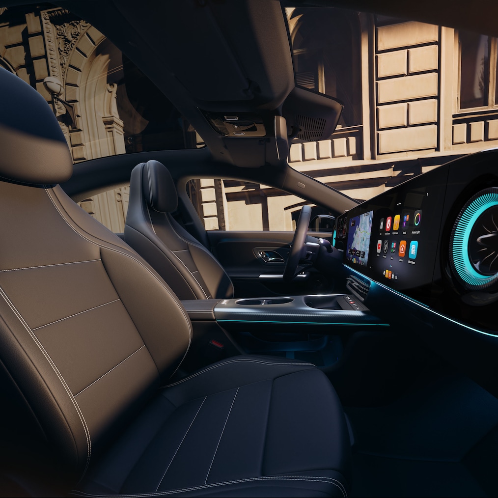 Zicht op het MBUX Superscreen vanaf de bestuurdersstoel van de Mercedes-Benz CLA C178 (of zijaanzicht, waar ook de sportstoelen zichtbaar zijn).