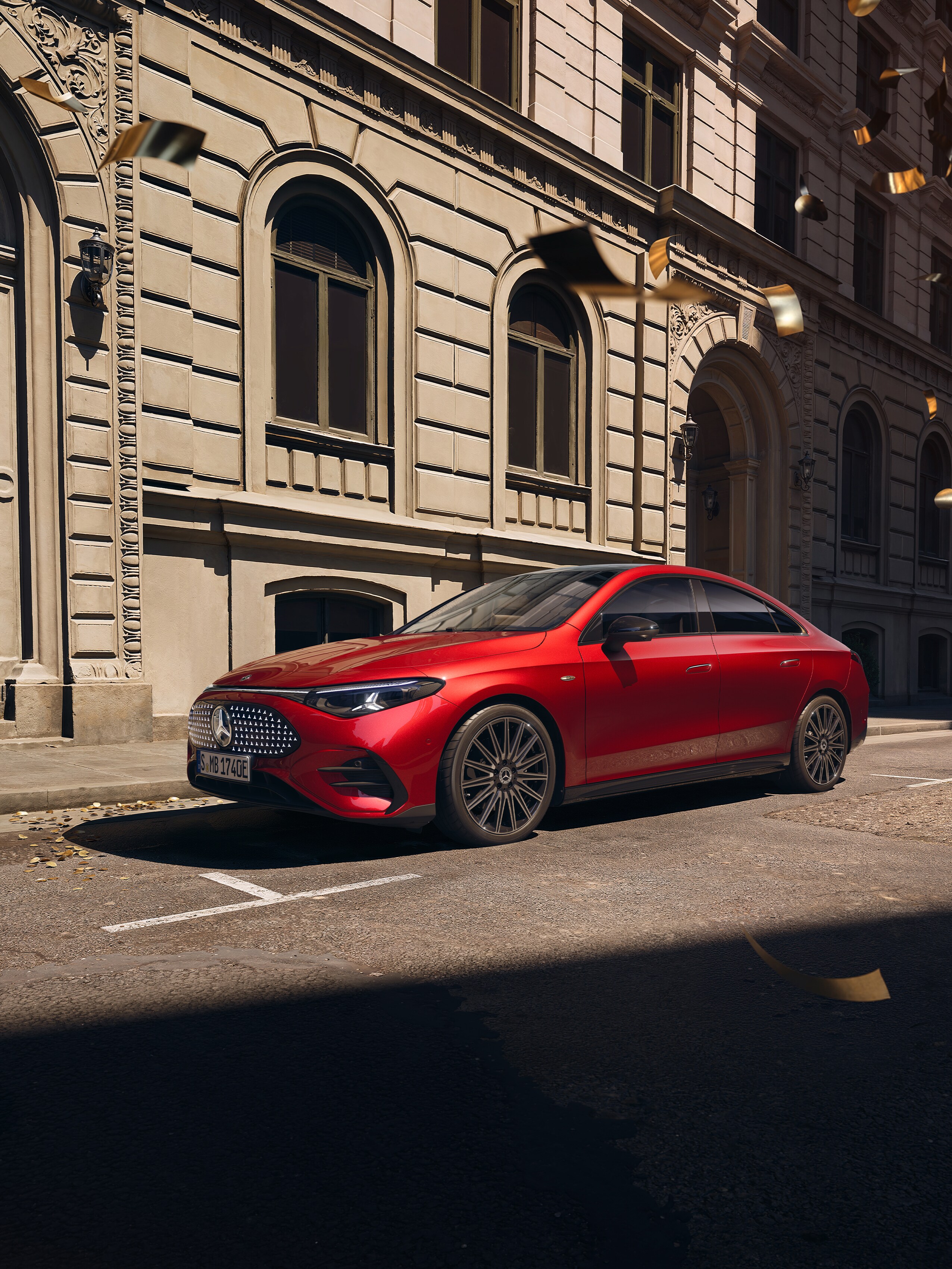 Een rode elektrische CLA geparkeerd voor een zeer mooie gevel.