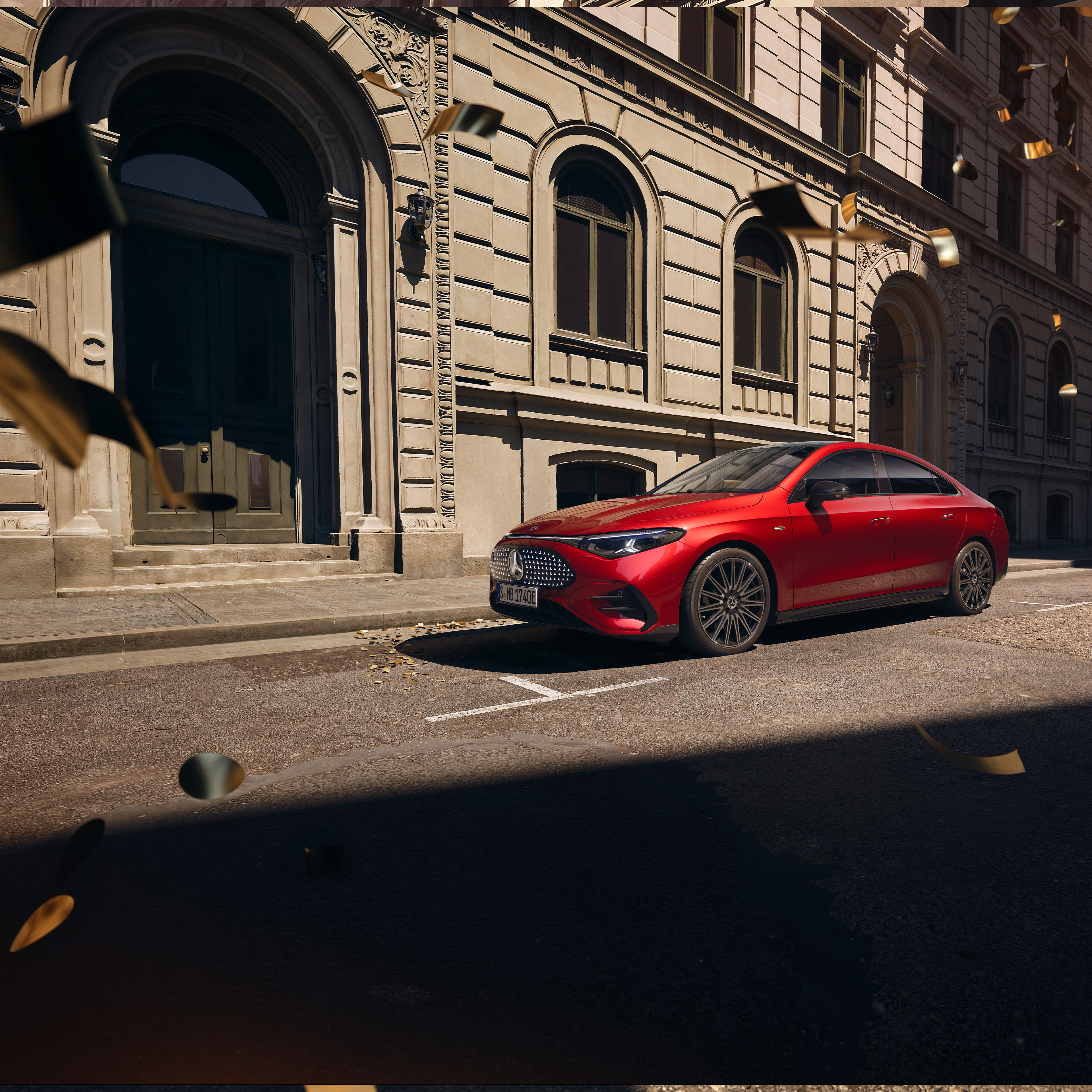 5 Jaar Nieuwwaarderegeling Standaard bij aankoop van de nieuwe elektrische CLA Een rode elektrische CLA geparkeerd voor een zeer mooie gevel.