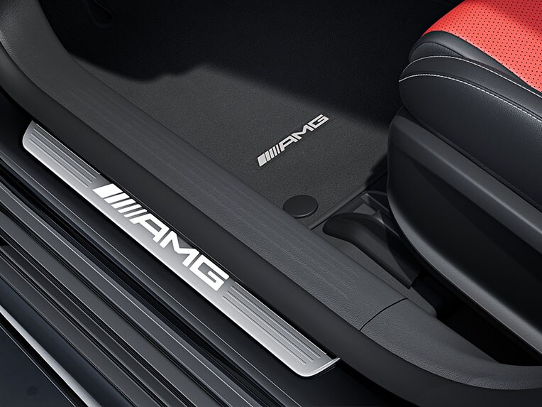 AMG-instaplijsten met opschrift 'AMG' in de CLA Shooting Brake van Mercedes-AMG.