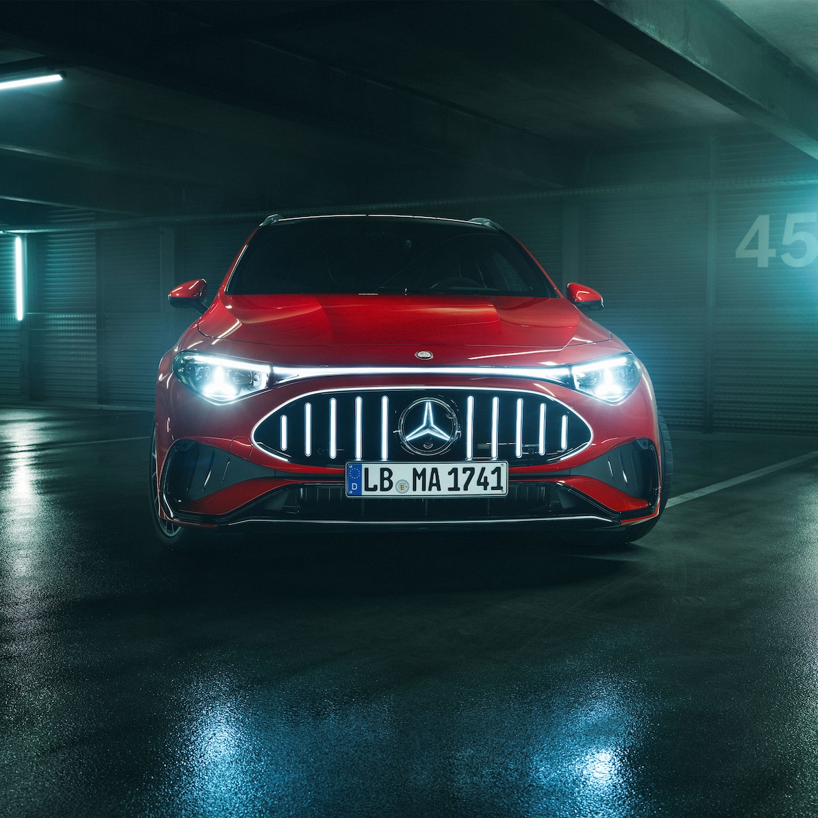 De AMG-specifieke voorzijde van de geheel nieuwe Mercedes-AMG CLA 45 4MATIC+ Shooting Brake electric.