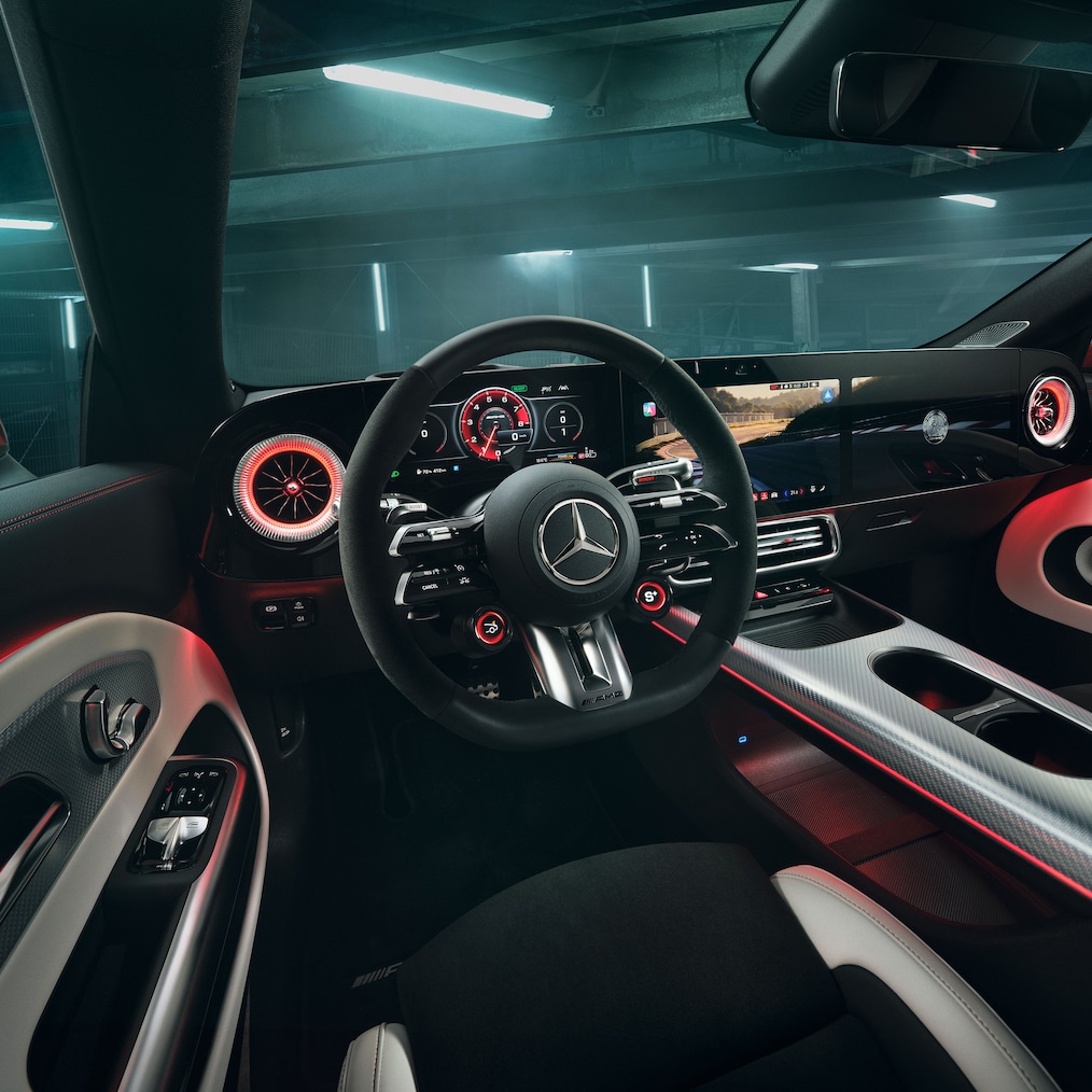 Het AMG Performance-stuurwiel in de geheel nieuwe Mercedes-AMG CLA 45 4MATIC+ Shooting Brake electric.