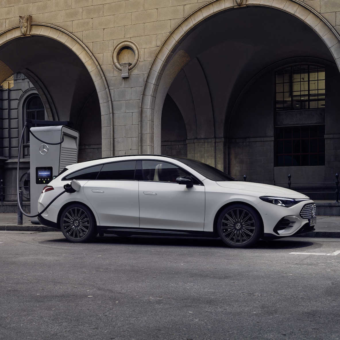 De elektrische CLA Shooting Brake met EQ-technologie bij een laadstation.