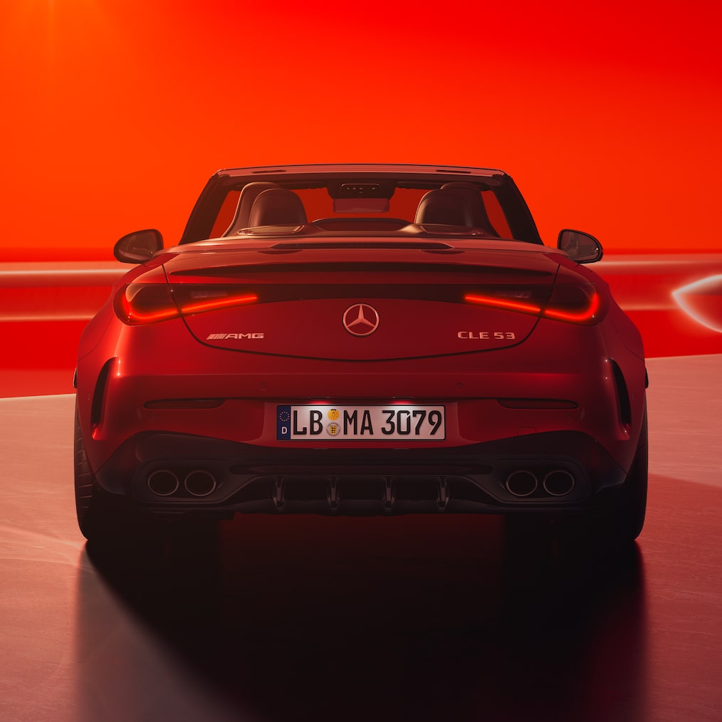 Vooraanzicht van de Mercedes-AMG CLE 53 4MATIC+ Cabriolet.