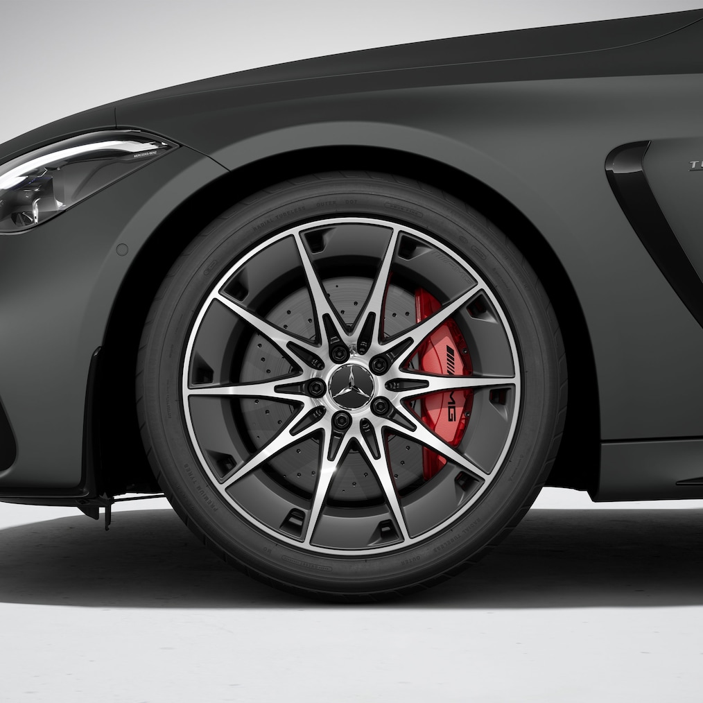 Dynamisch aanzicht van de Mercedes-AMG CLE 53 4MATIC+ Coupé (rijdende opname).