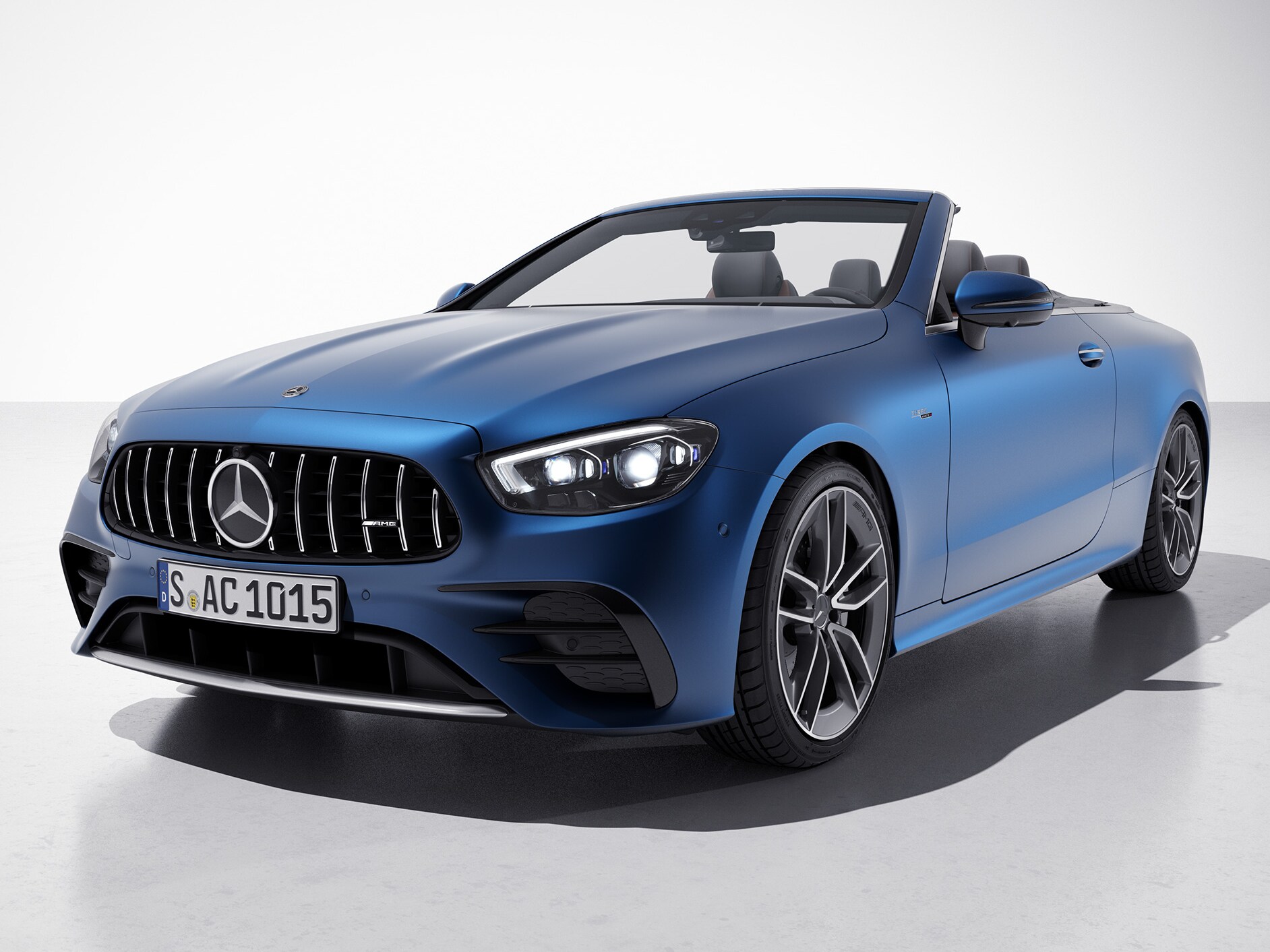 Schuin vooraanzicht van de Mercedes-AMG E-Klasse Cabriolet.