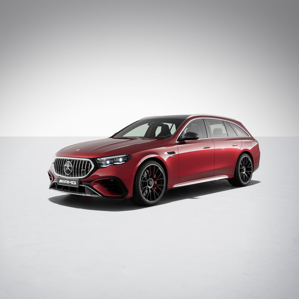 Schuin vooraanzicht van de Mercedes-AMG E 53 HYBRID 4MATIC+ Estate met AMG-nightpakket I & II.