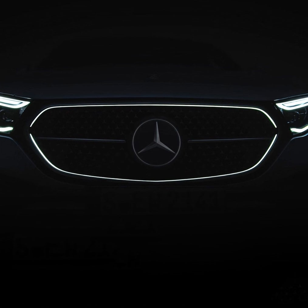 De verlichte grille van de Mercedes-Benz E-Klasse Estate.