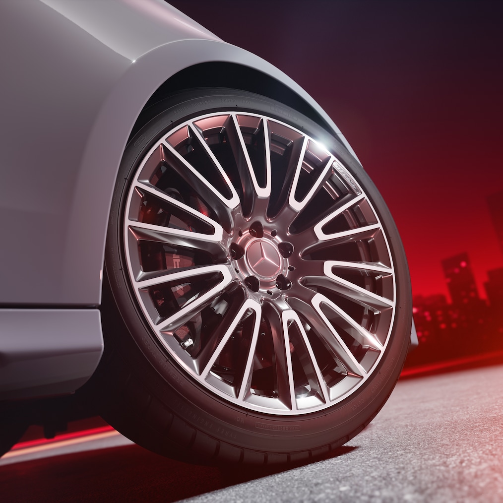 Close-up van een gesmeed AMG-wiel met AMG high-performance composiet remsysteem met remklauw uitgevoerd in rood.